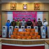 วันที่ 25 ส.ค. 2564 พลตำรวจตรี สันทัด วินสน ผู้บังคับการตำรวจภูธรจังหวัดตรัง  รับมอบเครื่องทำน้ำร้อนเย็น จำนวน 19 เครื่อง พร้อมกระดาษ A4 จำนวน 190 ลัง โดยมีประธานกรรมการพร้อมด้วยคณะกรรมการดำเนินการ ฝ่ายจัดการ เป็นตัวแทนสหกรณ์ฯ มอบเพื่อแจกจ่ายทุกหน่วย